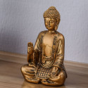 Cette statue représente un Bouddha de couleur or en position de méditation.